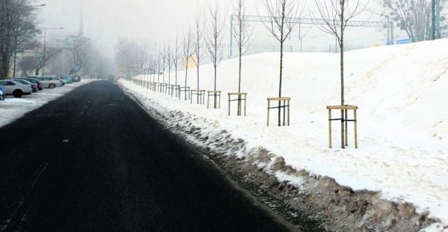 Ulica Józefa biegnie wzdłuż torów, łącząc ulicę Niciarnianą  z Widzewską.