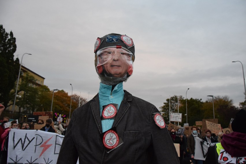 Strajk Kobiet w Gdyni. Demonstranci nieśli kukłę Jarosława Kaczyńskiego oraz zakrwawioną figurę Polki na drzwiach