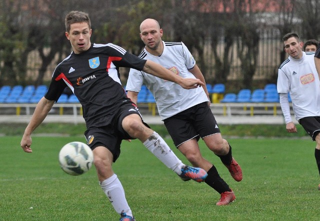 Przemysław Strąg (z tyłu) był często uprzedzany przez defensorów gości.