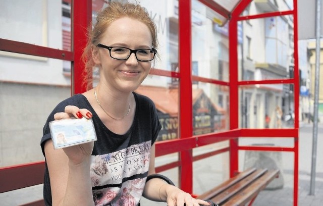 Ewa Zdanowicz często jeździ autobusami komunikacji miejskiej. - Jestem posiadaczką elektronicznego biletu i musiałam klikać. Było to bardzo uciążliwe. Zdarzyło mi się zapomnieć o kliknięciu. Musiałam zapłacić karę - 10 zł - wspomina.