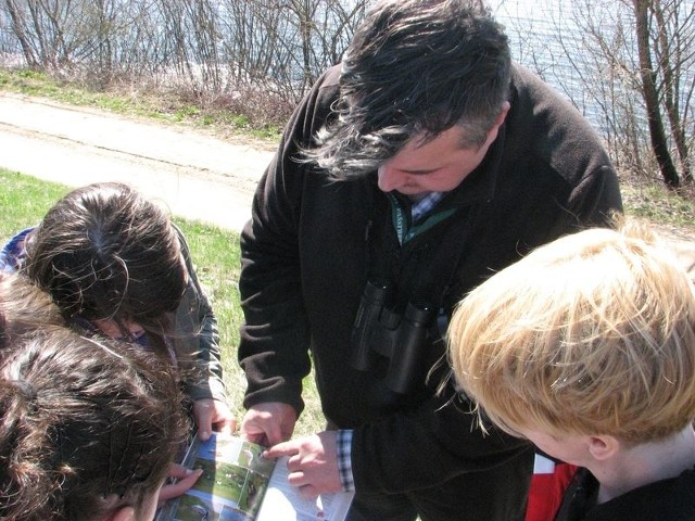 Ale sprzęt to nie wszystko, dlatego uczniowie mogli też liczyć na wiedzę przewodników, którzy opowiadali o ptakach zamieszkujących dolinę Bugu i mówili jak je rozpoznać &#8211; po wyglądzie lub glosie.