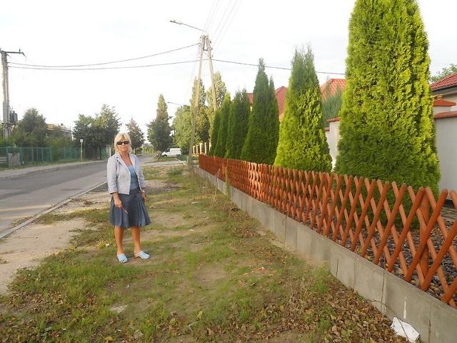 - Tutaj jest dość miejsca, by zbudować parking bez niszczenia zieleni - uważa Bożena Szymańska. Podkreśla, że teren, na którym stoi, uporządkował jej mąż, bo była tu skarpa ze śmietniskiem.