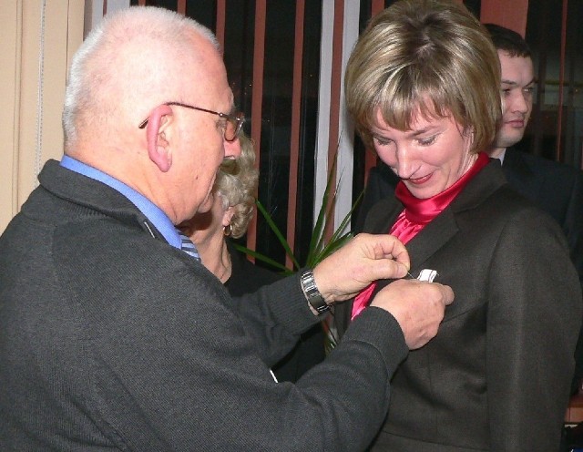 Dyrektor buskiej "budowlanki" Lucyna Wojnowska otrzymała Odznakę Honorową PCK III stopnia z rąk prezesa Marcina Podeska.