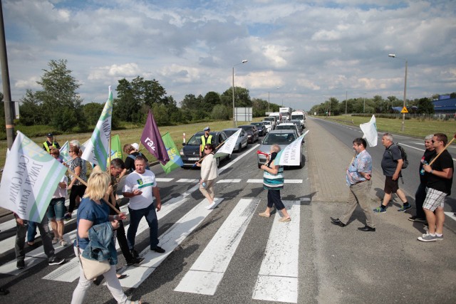 Przeciwnicy dużego Opola blokowali obwodnicę miasta koło Makro.