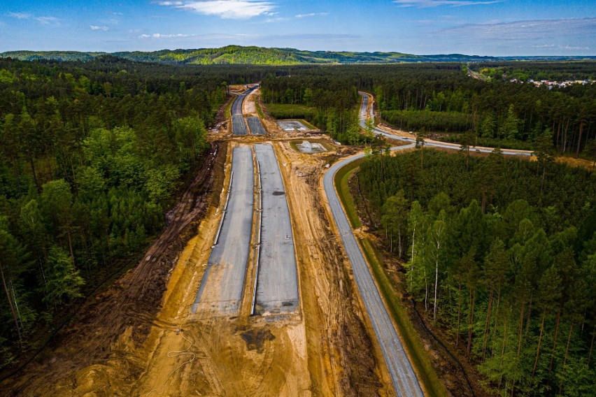 Trwają prace związane z budową trzech odcinków drogi...