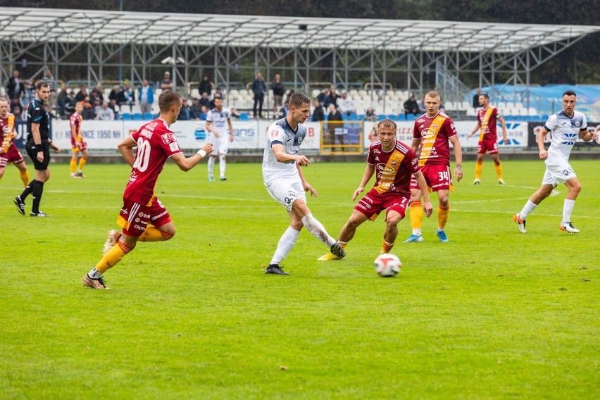 Hutnik Kraków (białe stroje) przegrał z Chojniczanką 0:2