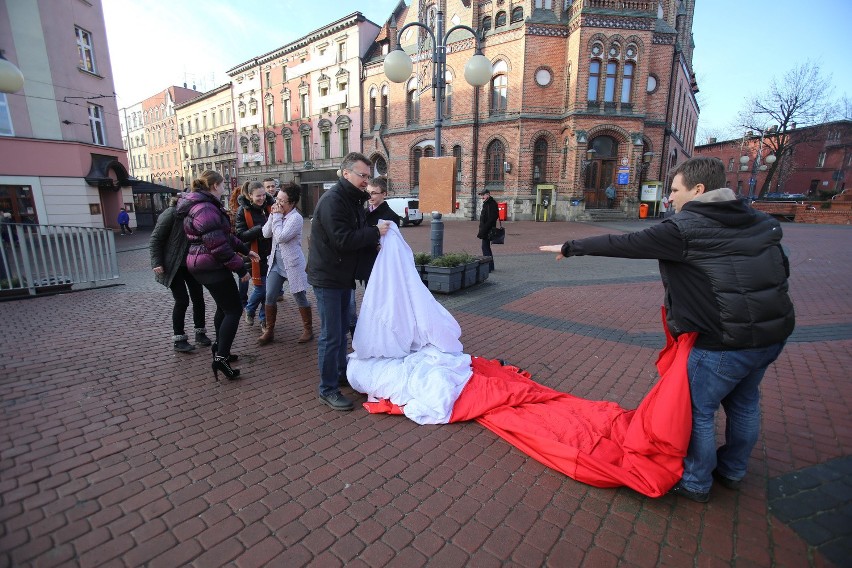 WOŚP 2014: Ogromne serce uszyte z flagi Polski powieszą w Chorzowie [ZDJĘCIA]