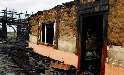 Ogień strawił dom, stodołę i garaż. Straty szacuje się na 300 tys. zł. Pomoc społeczna sprawdzi, jak pomóc pogorzelcom. FOT. PRZEMYSŁAW ANTKIEWICZ