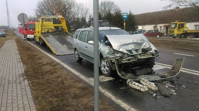 Policjanci otrzymali zgłoszenie dotyczące wspomnianej kolizji około godz. 11:40. Okazało się, że doszło do zderzenia trzech pojazd&oacute;w na skrzyżowaniu. Renault najechał na tył nissana qashqai, a ten uderzył w tył fiata ducato. Jedna osoba (kobieta) trafiła do szpitala. Na miejscu są utrudnienia w ruchu. &lt;script class=&quot;XlinkEmbedScript&quot; data-width=&quot;640&quot; data-height=&quot;360&quot; data-url=&quot;//get.x-link.pl/6f67cd29-5eaa-8c3d-1813-94ef860a5d4e,bbce6b37-f6cf-273c-3be9-240054a84fb8,embed.html&quot; type=&quot;application/javascript&quot; src=&quot;//prodxnews1blob.blob.core.windows.net/cdn/js/xlink-i.js?v1&quot;&gt;&lt;/script&gt;