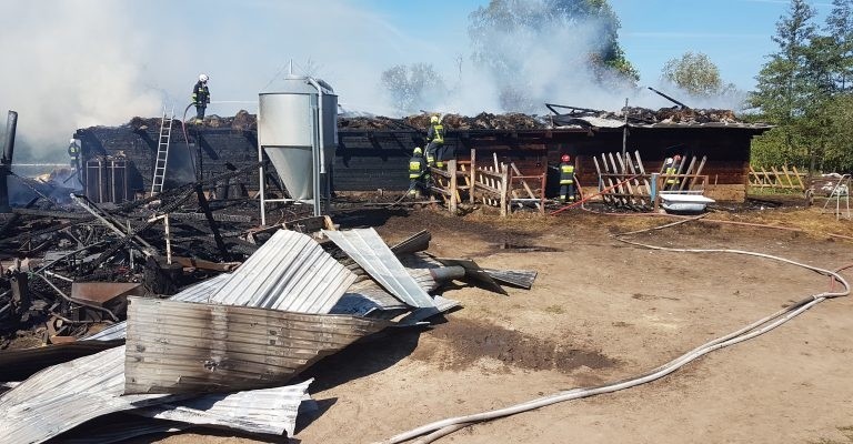 Gliniski: Duży pożar zabudowań gospodarczych w gminie Augustów. Akcja strażaków trwała cztery godziny [ZDJĘCIA]