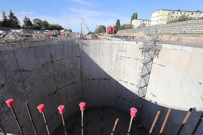 W poniedziałek 5 października o postępach na budowie i...