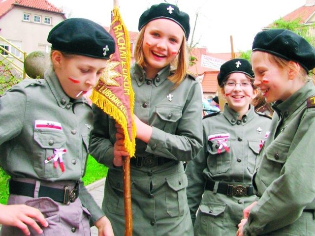 Długi weekend 2011. W poniedziałek, 2 maja narodowe flagi znów zawisną w oknach ełczan, na twarzach wielu pojawią się biało-czerwone barwy