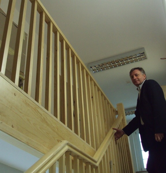 Dyr. Jan Tomaszewicz pokazuje odrestaurowane schody na zapleczu