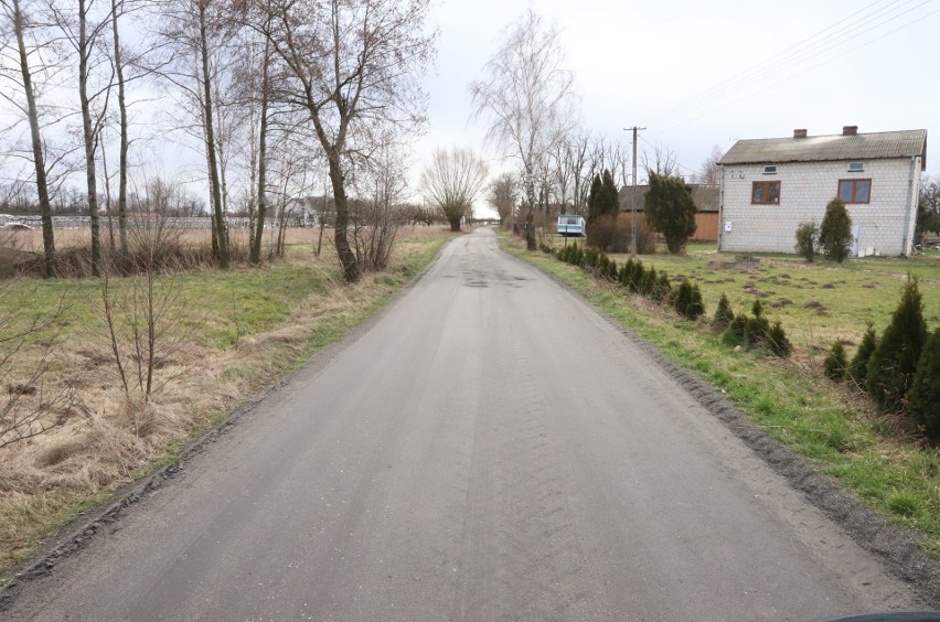 W tej chwili między Wolą Wrzeszczowską a Wolą Grabowską jest...