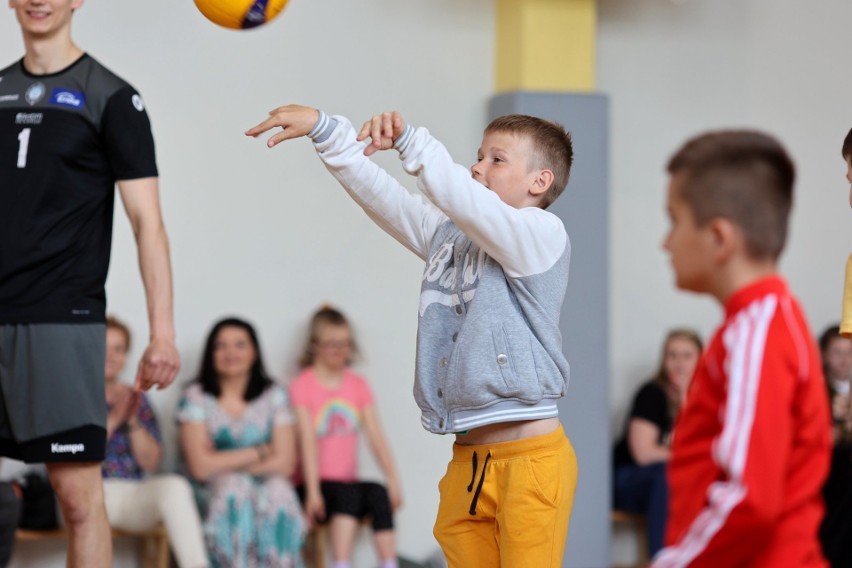 Siatkarze Cerradu Enei Czarnych Radom z wizytą w Specjalnym Ośrodku Szkolno Wychowawczym dla Dzieci Niewidomych (Zobacz zdjęcia)