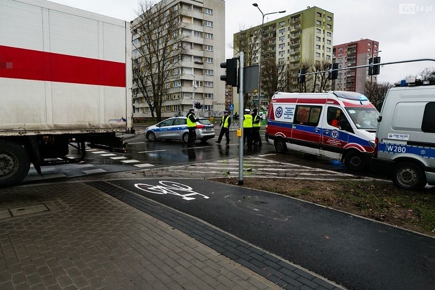 Wypadek na ul. 26 kwietnia. Ciężarówka potrąciła pieszą. Kobieta zmarła w szpitalu [ZDJĘCIA]