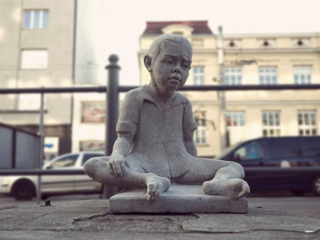 Betonowy chłopiec - rzeźba gdyńskiego Banksy'ego