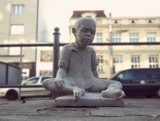 Odnalazła się rzeźba gdyńskiego Banksy'ego. Betonowy chłopiec jest na terenie Soho Factory na Pradze Południe w Warszawie?