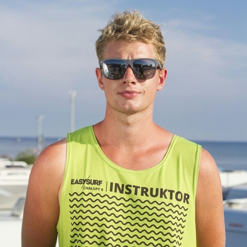 Jakub Dąbrowski jest instruktorem windsurfingu oraz...