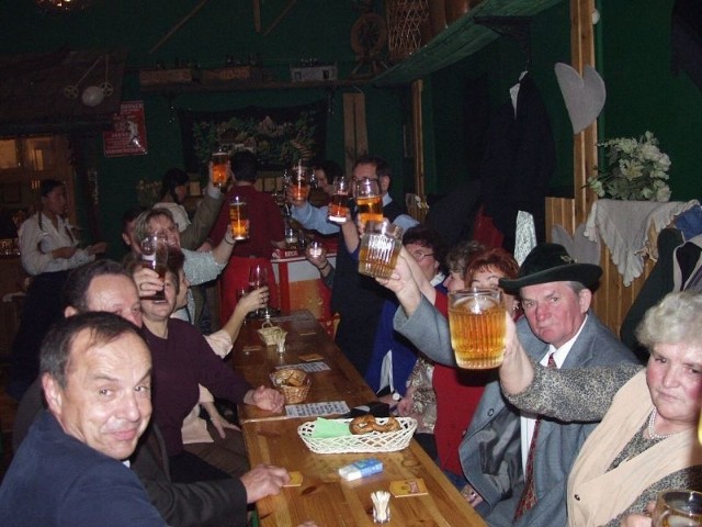Uczestnicy piwnej biesiady już po pierwszych tonach muzykantów z bawarskiego lasu chwycili za kufle i przez prawie sześć godzin wspólnie się bawili.