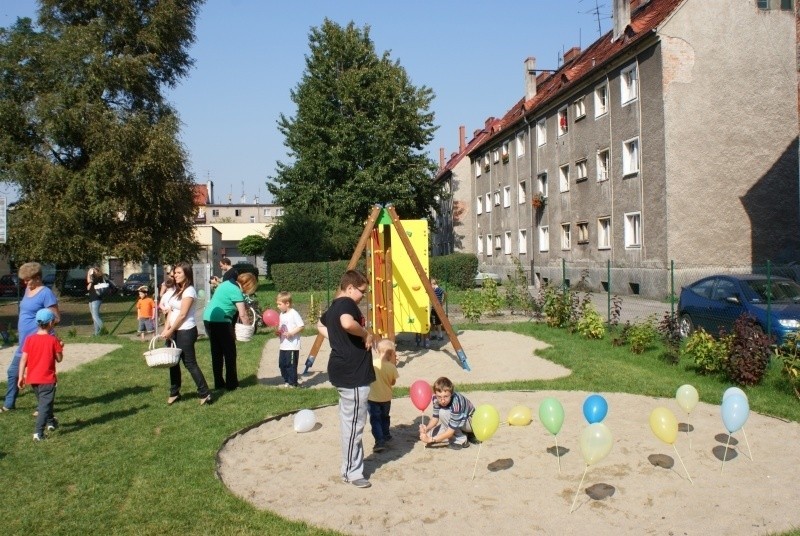 Racibórz: Mieszkańcy pomogli wybudować plac zabaw [ZDJĘCIA]