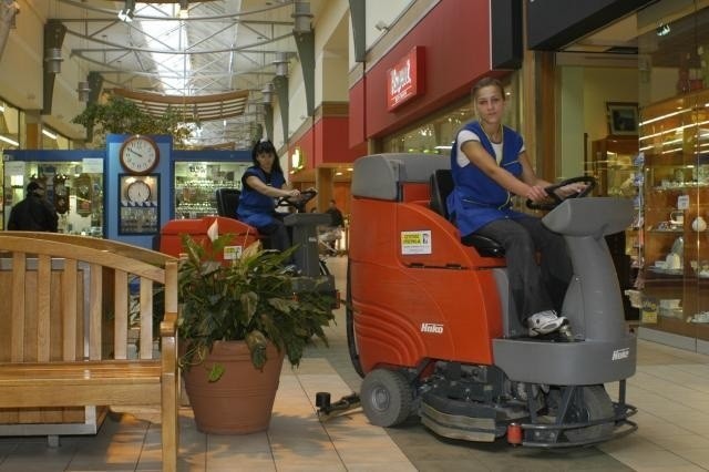 W galeriach handlowych jest czysto, ale sprzątaczki nie używają tylko mioteł i zmiotek