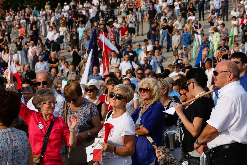 Protest na Placu Solidarności przeciwko reformie sądów. Przyszedł tłum [zdjęcia, wideo] 