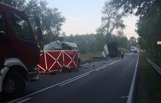 Tragiczny wypadek w Proniewiczach. Ciężarówka zderzyła się z busem. Nie żyją dwie osoby. To zdjęcie pochodzi z fanpejdża Kolizyjne Podlasie