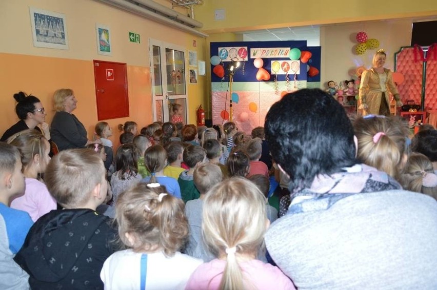 Odwrócone role w Gdyni. Nauczycielki zagrały dla dzieci! Wystawiły spektakl dla dzieci i zachęcają je do pilnowania porządku 