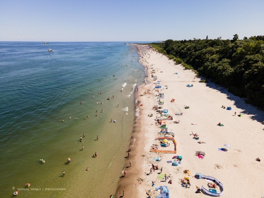Jak wyglądają nadmorskie plaże? Burmistrz Władysławowa o zdjęciu znanego fotografa: "bardzo nieobiektywny obraz sezonu letniego 2020"