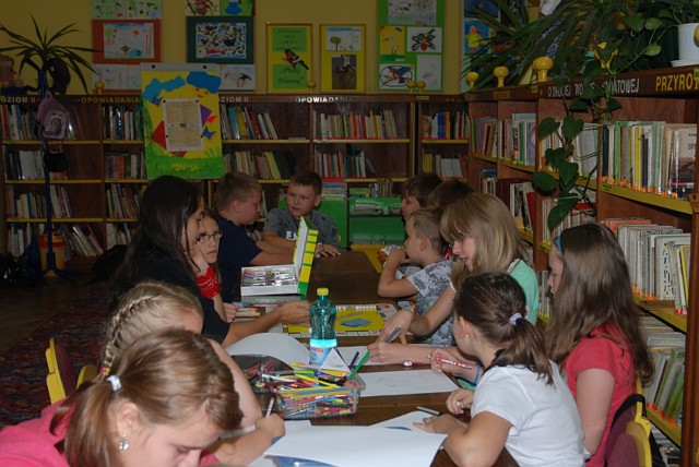 Biblioteka zaprasza czytelników.