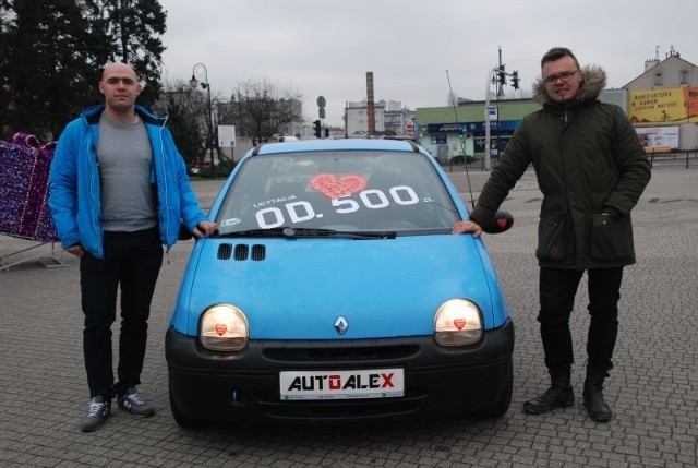 Paweł Sibiński i Łukasz Marciniak – współwłaściciele aleksandrowskiej firmy – zdecydowali się przekazać na licytację renault twingo.