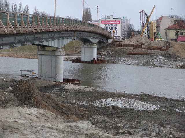 Starego mostu już nie ma. Obecnie samochody jeżdżą po tymczasowej kładce, która po powstaniu mostu, będzie przeznaczona wyłącznie dla pieszych i rowerzystów.