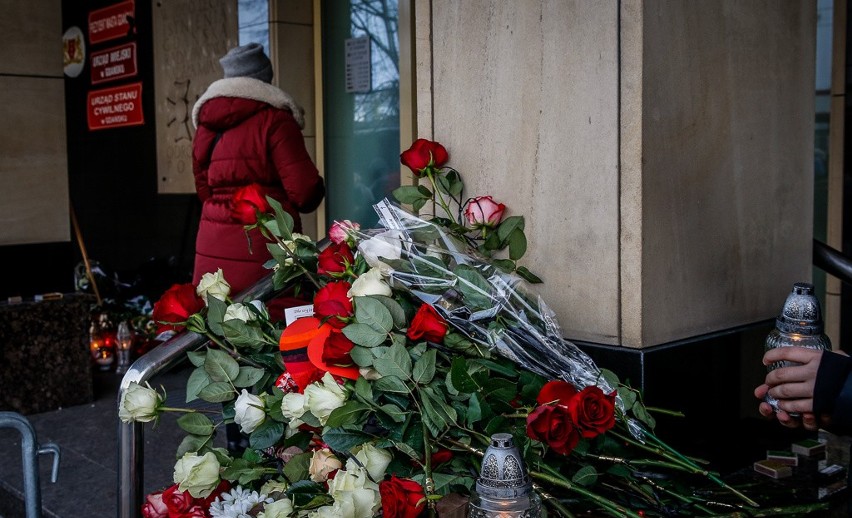 Żałoba na ulicach Gdańska. Modlitwy, kwiaty i znicze w różnych częściach miasta. Mieszkańcy oddają hołd Pawłowi Adamowiczowi [zdjęcia]
