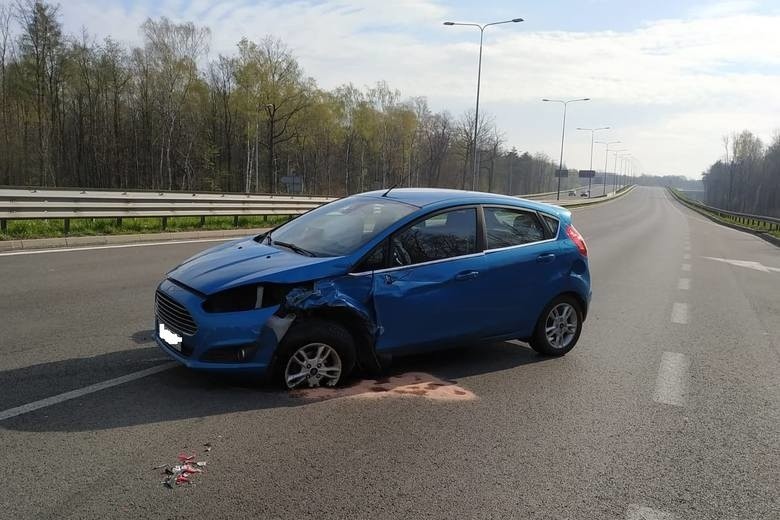 Policjanci poszukują sprawcy wypadku na DTŚ w Zabrzu....