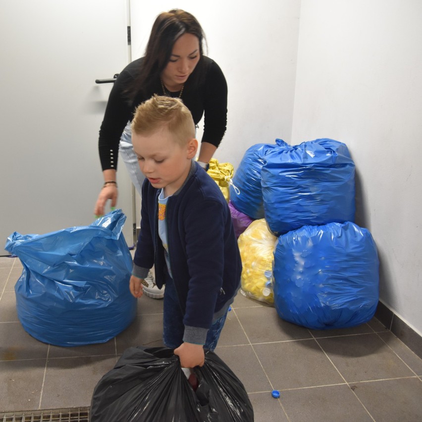 Plastikowe korki z Kozienickiego Domu Kultury trafiły do Oliwiera, pomogą w jego rehabilitacji. Zobaczcie zdjęcia