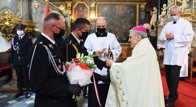 Biskup sandomierski Krzysztof Nitkiewicz w niedzielę odprawił mszę świętą w katedrze w Sandomierzu, podczas kt&oacute;rej modlił się w intencji strażak&oacute;w. W uroczystej Eucharystii koncelebrowanej przez strażackich kapelan&oacute;w księdza prałata J&oacute;zefa Śmigla, księdza prałata Lecha Siekierskiego oraz proboszcza parafii katedralnej księdza prałata Zygmunta Gila, wzięli udział między innymi starszy kapitan Piotr Krytusa, komendant Państwowej Straży Pożarnej w Sandomierzu, przedstawiciele zawodowej i ochotniczej Straży Pożarnej - informuje strona Diecezji Sandomierskiej. W intencji strażak&oacute;w i pracownik&oacute;w pożarnictwa modliła się też grupa wiernych.- Męczeństwo świętego Floriana było ukoronowaniem przebytej przez niego drogi. Było zwieńczeniem życia wypełnionego miłością do Boga i drugiego człowieka - m&oacute;wił w czasie homilii biskup ordynariusz Krzysztof Nitkiewicz.- Drodzy strażacy, szukając dobra, prawdy i piękna, kt&oacute;re przez waszą służbę przybierają konkretną formę, idziecie podobną drogą. Nie zastanawiacie się nad tym, jak uratować siebie, ale niesiecie ratunek innym. Miłość płonąca w waszych sercach gasi płomienie niszczycielskiego żywiołu, stawia zaporę wezbranym wodom, ratuje ofiary wypadk&oacute;w drogowych oraz innych nieszczęść wynikających nierzadko z naszej bezmyślności. To wszystko idzie w parze z przywiązaniem do Kościoła i zaangażowaniem w jego życie. Stąd wizerunek św. Floriana oraz hasło: &bdquo;Bogu na chwałę, ludziom na ratunek&rdquo;, kt&oacute;re są wyhaftowane na waszych sztandarach, nie stanowią ozdoby i nie są tylko nawiązaniem do pięknej polskiej tradycji. To jest wyraz waszej tożsamości oraz działania, kt&oacute;re wzbudzają nasz podziw i wdzięczność. Wytrwajcie w tej szlachetnej służbie &ndash; dodał biskup Krzysztof Nitkiewicz, cytowany przez stronę Diecezji Sandomierskiej.(dor)