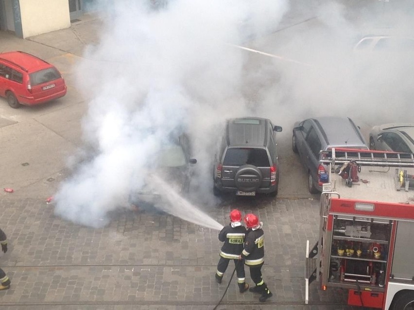 Wrocław: Pożar samochodu przy Zielińskiego (ZDJĘCIA)