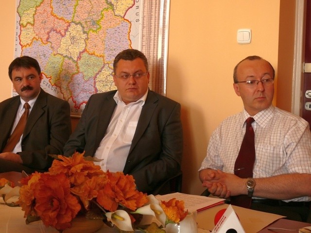 Na konferencji prasowej od prawej zastępca prezesa Sądu Okręgowego Grzegorz Zarzycki, prezes Sądu Rejonowego Marcin Rogowski i szef Prokuratury Rejonowej Bogdan Gunia.