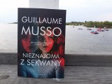 Powieść „Nieznajoma z Sekwany”. Tajemnicze śledztwo niepokornej policjantki i elementy fantastyczne. A wszystko z Francją w tle