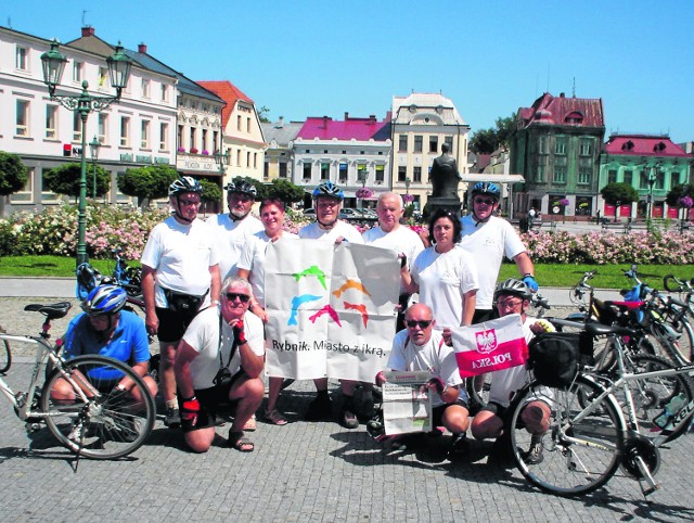 Zdjęcie numer 20. Przedstawia uczestników sekcji rowerowej "Smerfy", zrzeszonej w Klubie Seniora KWK Chwałowice w Rybniku podczas wycieczki rowerowej w Karvinie na terenie Czeskiej Republiki. Przysłał je Andrzej Rokowski z Rybnika