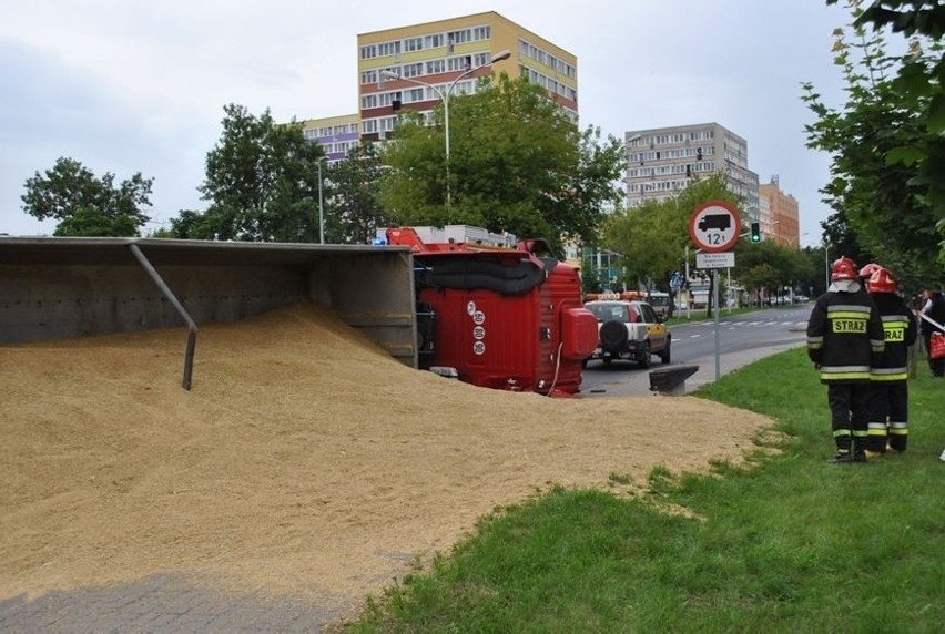 Konin: Wywrócił się tir ze zbożem