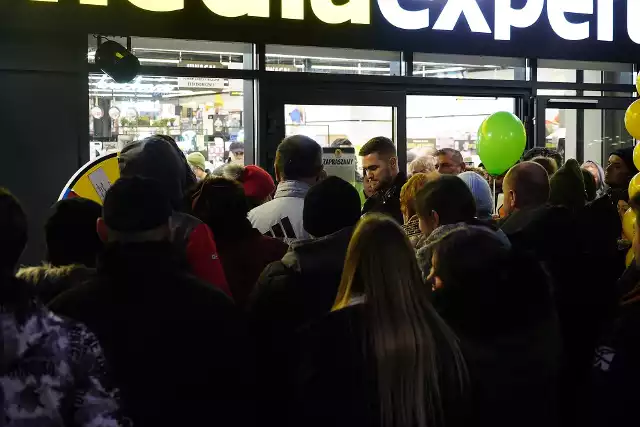 Szturm na N-Park w Olkuszu. Pełno klientów, koncerty. Korki na drogach