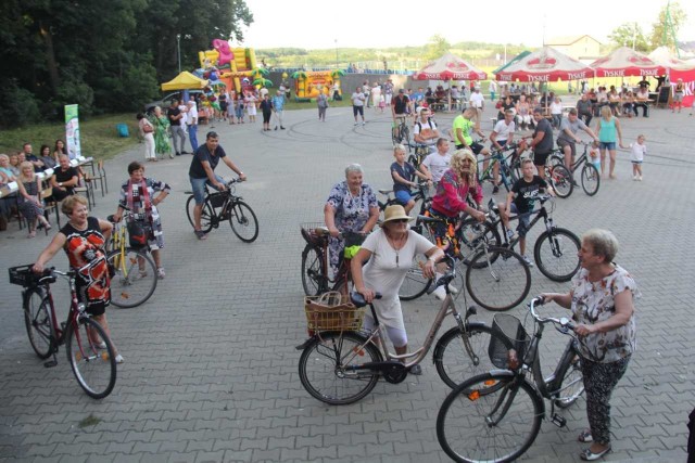 Podczas „Niedzieli z powiatem” w gminie Kowala do wspólnej zabawy władze powiatu radomskiego zaprosiły rowerzystów.