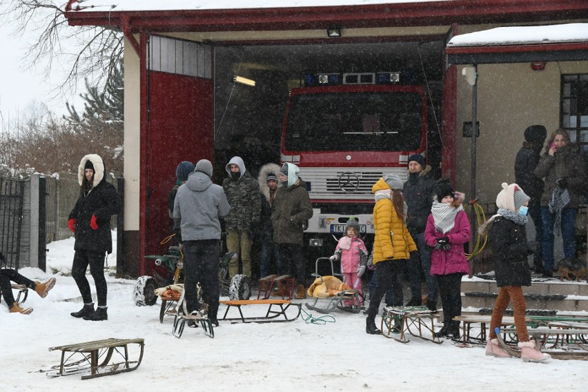 Strażacy ze Skrzelczyc zrobili kulig dla dzieci, była świetna zabawa. Zobacz zdjęcia 