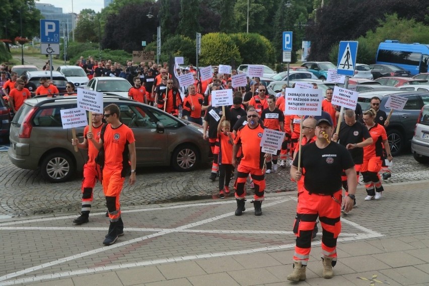 Duży protest ratowników medycznych we Wrocławiu