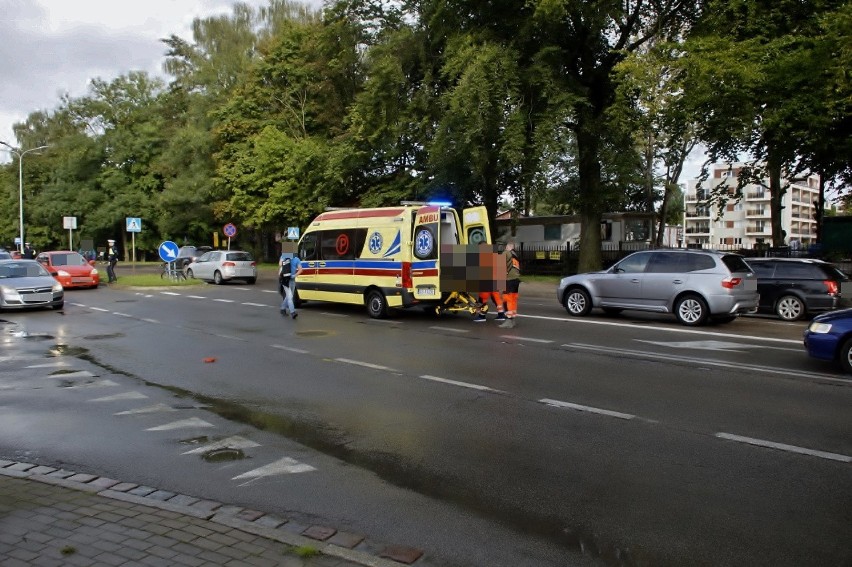 Potrącenie rowerzysty na ulicy Lutosławskiego w Słupsku [ZDJĘCIA]