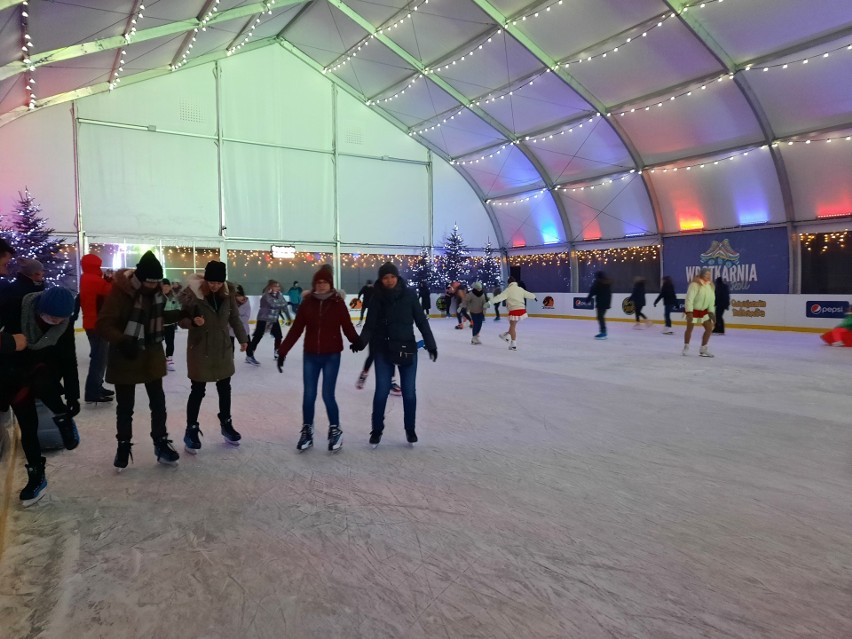 Tłum na lodowisku w Bałtowie. Świetny sposób na zrzucenie świątecznych kalorii (ZDJĘCIA)