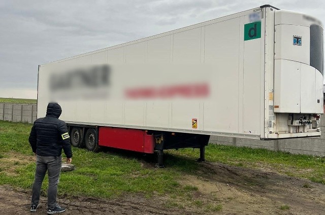 Policjanci z Łodzi, przy współpracy policjantów z Piotrkowa Trybunalskiego, podczas akcji 31 października odzyskali skradzioną w Niemczech naczepę samochodu ciężarowego wartą 150 tysięcy złotych.