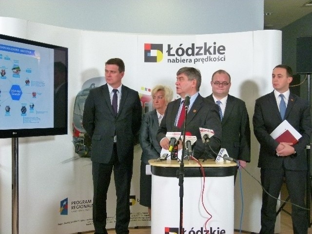 Marszałek Witold Stępień wraz z czworgiem zastępców na specjalnej konferencji prasowej omawiali najważniejsze przyszłoroczne inwestycje samorządu.
